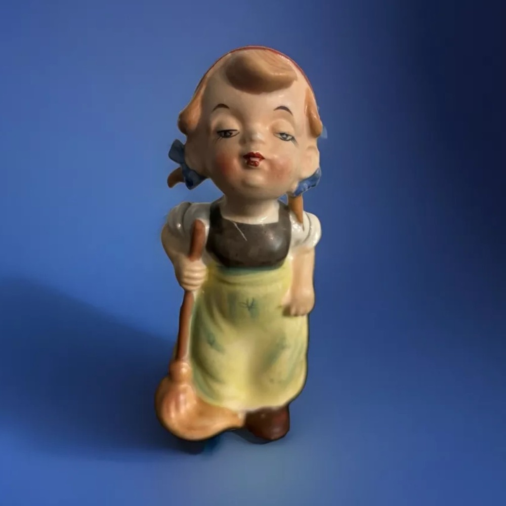 Kissing girl vintage 1950 s figurine
